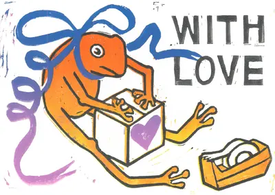 Weihnachtskarte und Linoldruck eines Froschs der ein Geschenk einpackt mit der Aufschrift With Love